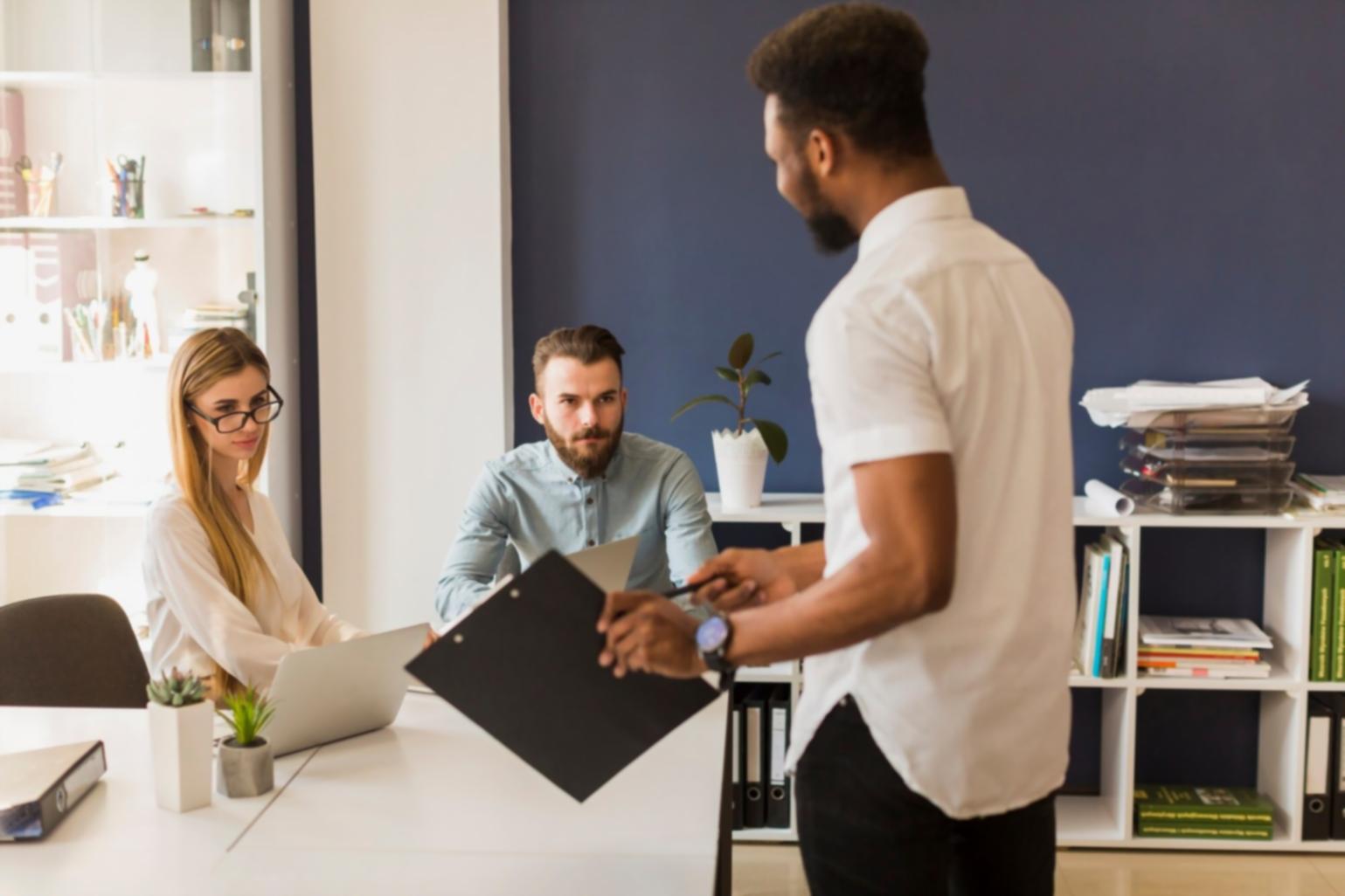 Equipo de trabajo colaborando en estrategias presupuestarias