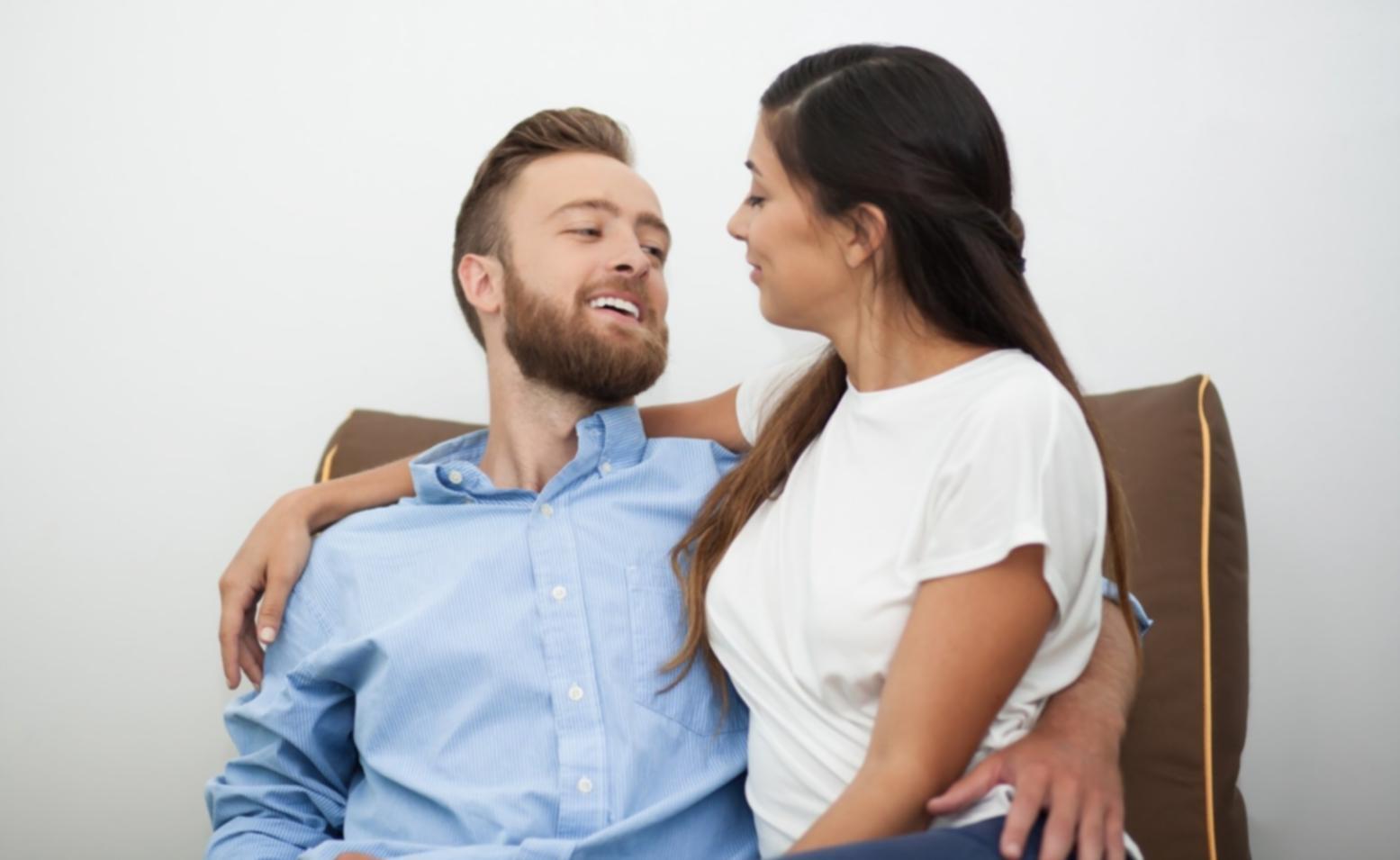 Estudiantes trabajando en proyectos de presupuestos departamentales